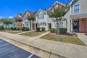 Cozy Greensboro Townhome about 7 Mi to UNC Campus - ماكلينزفيل