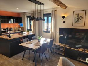Maisons de vacances giteduruisseau73, maison entiere 80m2 au calme, 2 chambres 2 salles de bain avec terrasse et garage : photos des chambres
