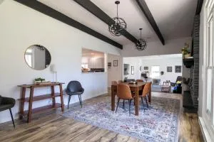 Pocono Lake Retreat - Relaxing 3bdm retreat w/ High Speed Wi-Fi, Work Space and Firepit - Warnertown