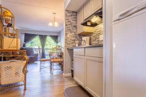 Family Bear Condos, Full King Suite, Kitchen, Pool Access Unit 103