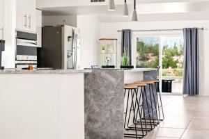 Hill Top - Scenic Villa W Panoramic Views & Pool