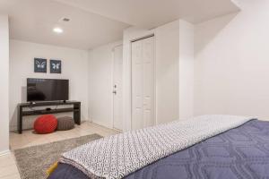 The Wrigleyville Deluxe -Steps from Wrigley Sleeps 10