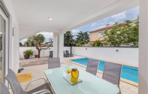 4 Bedroom Cozy Home In Betiga 
