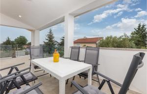 4 Bedroom Cozy Home In Betiga 