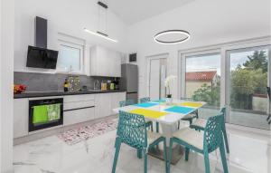 4 Bedroom Cozy Home In Betiga 