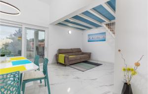 4 Bedroom Cozy Home In Betiga