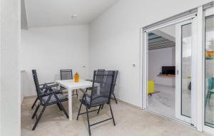 4 Bedroom Cozy Home In Betiga