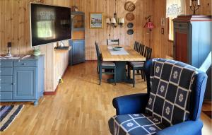 5 Bedroom Lake Front Home In Hornnes