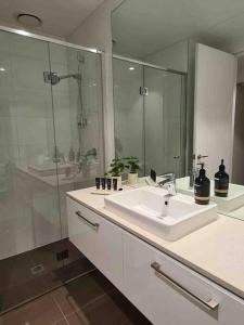 Lux 3 Bedroom Apartment in Southbank