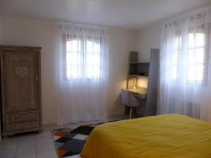 Maisons de vacances Gite Charroux - Allier, 4 pieces, 6 personnes - FR-1-489-394 : photos des chambres