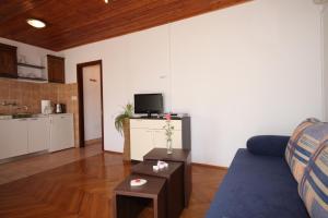 Apartments by the sea Jelsa, Hvar - 8783