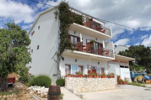 Apartments by the sea Milna, Hvar - 8795