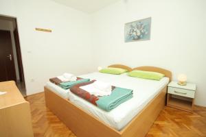 Apartments with a parking space Hvar - 8794