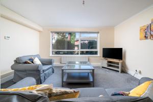 Stylish 2-Bed Contractor Stay Near Redhill Station with Free Parking