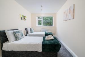 Stylish 2-Bed Contractor Stay Near Redhill Station with Free Parking