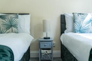 Stylish 2-Bed Contractor Stay Near Redhill Station with Free Parking