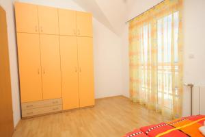 Apartments with a parking space Hvar - 8794