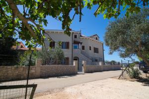 Apartments with a parking space Punta kriza, Cres - 8082 