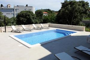 Family friendly apartments with a swimming pool Sali Dugi otok  8083