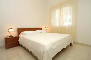 Two-Bedroom Apartment with Terrace and Sea View room in Apartment Verunic 8103a