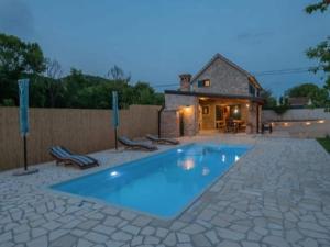 Adorable holiday home with swimming pool