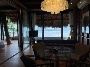 Sealord Naithon Beachfront Villa