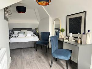 Room 4 (8 Holland Street)