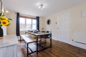 Charming 3-Bed cottage in Chester, ideal for Families & Workers, FREE Parking - Sleeps 7