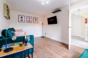 Charming 3-Bed cottage in Chester, ideal for Families & Workers, FREE Parking - Sleeps 7