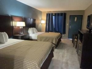 Deluxe Queen Room - Non-Smoking - Non Pet friendly room in Guest Inn Lake City