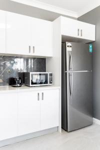 New 2 Bedroom House 500m to Mall with Free Parking