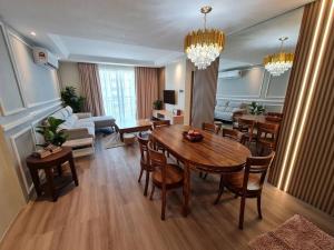 Lovely 1878 Apartment 3-bedrooms with free parking