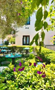 Luxury Apartment with balcony garden view img3