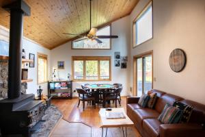 Alpine Highmark by KABINO Hot Tub Fire Pit Fully Fenced Backyard WiFi