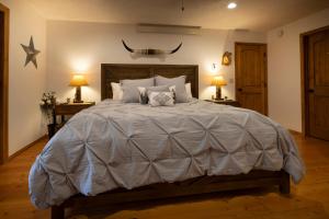 Alpine Highmark by KABINO Hot Tub Fire Pit Fully Fenced Backyard WiFi