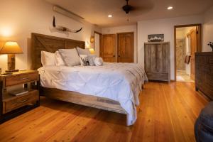 Alpine Highmark by KABINO Hot Tub Fire Pit Fully Fenced Backyard WiFi