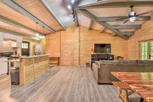 Pet-Friendly Otto Mountain Cabin with Fireplace!