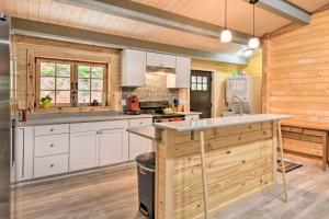 Pet-Friendly Otto Mountain Cabin with Fireplace!