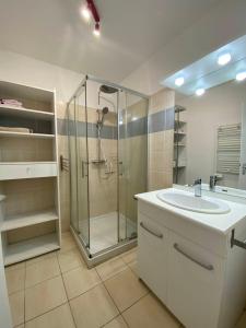 Appartement entre lac et mer avec piscine
