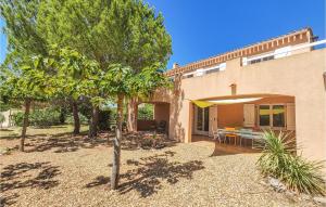 Maisons de vacances 3 Bedroom Nice Home In Fouzilhon : photos des chambres