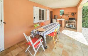 Maisons de vacances 3 Bedroom Nice Home In Fouzilhon : photos des chambres