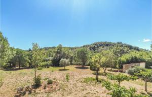 Maisons de vacances 3 Bedroom Nice Home In Fouzilhon : photos des chambres