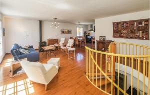 Maisons de vacances 3 Bedroom Nice Home In Fouzilhon : photos des chambres