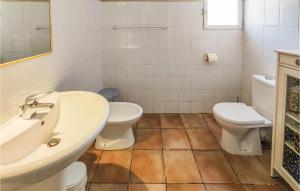 Maisons de vacances 3 Bedroom Nice Home In Fouzilhon : photos des chambres