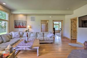 Fruita Victorian Home w Hot Tub + Mountains!