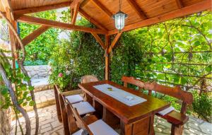 Lovely Apartment In Omisalj With House Sea View 