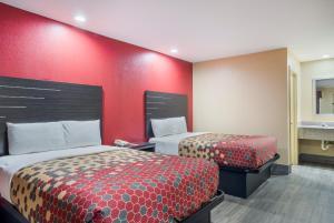 Double Room with Two Double Beds - Smoking room in Econo Lodge Lake Charles University Area