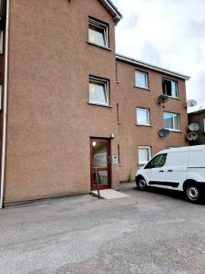 Two Bed Holiday Home with Free Parking in Inverness