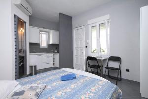 Apartments with a parking space Hvar - 8810