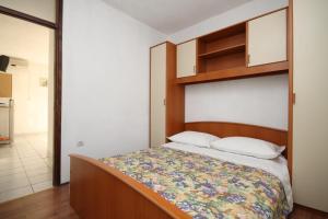 Apartments with parking space Mavarstica, Ciovo - 8685